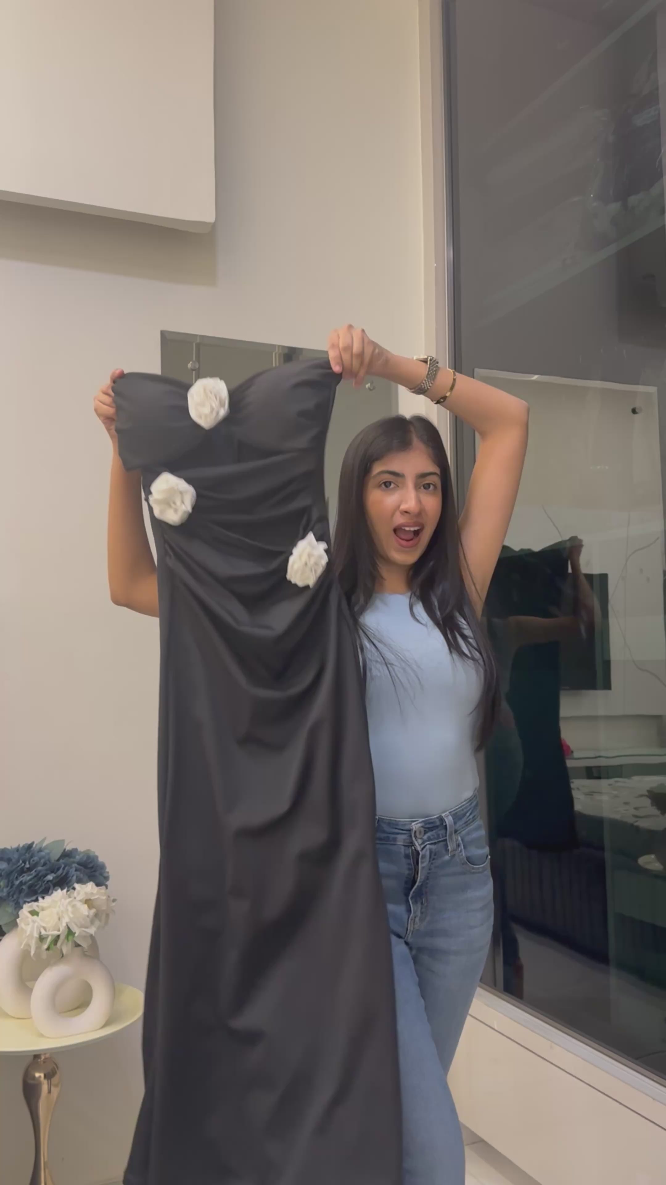 Load video: Noir Rose